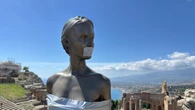 Nastro adesivo sulla David, la provocazione anti-Meta di Jago
