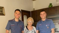 Festeggia 84 anni da sola, i carabinieri le fanno gli auguri