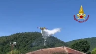 Incendio di bosco nel Pesarese, in azione anche mezzi aerei