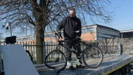 Madre e figlio in bici investiti da auto, autista senza patente