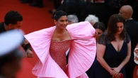 No nudo a Cannes, nuove regole e Halle Berry si cambia l'abito