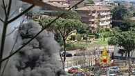 Bus in fiamme a Roma, coinvolto balcone di un palazzo