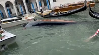 Turisti si sporgono per un selfie e fanno affondare una gondola
