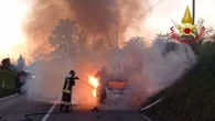 Centauro si scontra con auto e muore, vettura e moto in fiamme