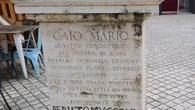 'Mussolini Duce', ripristinata scritta sotto statua Caio Mario