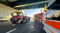 Bus con 44 bambini tampona un Tir, gravissimo l'autista