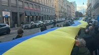 Corteo per l'Ucraina a Torino con bandiera gialloblu di 50 metri