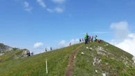 Tornello sul sentiero per protesta contro il turismo di massa