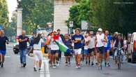 Sindaco di Pavia corre 10 km con la bandiera della Palestina