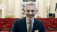Il Piccolo ora parla inglese, sovratitoli e app di traduzione