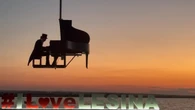 Il "pianista fuori posto" suona sospeso sul lago di Lesina