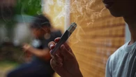 Tra i teenager più fumo elettronico, psicofarmaci e gioco d'azzardo
