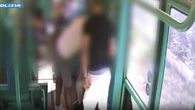 Picchiano ipovedente su tram per rapinarlo, polizia li arresta
