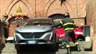 In auto si affidano a Gps e finiscono su scalinata a Siena