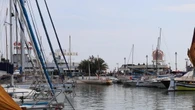 Bimba di 9 anni cade in mare con sedia a rotelle, salvata