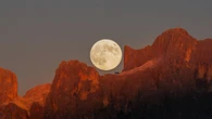 La Luna piena sulle Dolomiti tra le foto finaliste del concorso Zwo