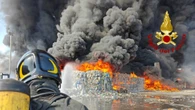 Brucia centro stoccaggio rifiuti a Catania, alta nube nera