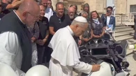 Il Papa firma una moto Bmw, ricavato andrà in beneficenza