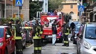 Dà fuoco al padre e lo lascia morire tra le fiamme