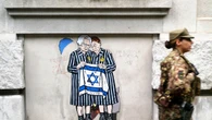 Segre e Bruck con la bandiera d'Israele in un murale a Milano