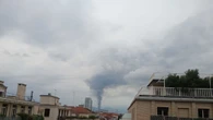 Incendio in un'azienda di ricambi, fumo nero su Torino