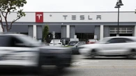 Balzo delle vendite ma l'utile di Tesla cala del 37%