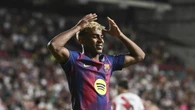 Yamal festeggia come LeBron, mima la corona da re del Barcellona