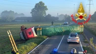 Autotreno carico di birra si ribalta nel Lodigiano
