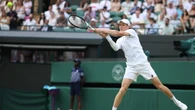 Wimbledon: in campo Sinner-Shelton 2-0 (7/6 -6/4), 3-3 nel terzo. Azzurro avanti di due set. Cobolli-Djokovic 1-0 al tiebreak LIVE