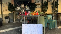 Giovane ucciso: cartello davanti a pub, ergastolo per chi uccide