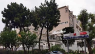 Colpisce medico ospedale con stampella, poi rompe vetro porta