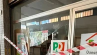 Ad Acqui Terme danneggiata la vetrata della sede Pd