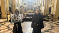 Protesta animalista in chiesa Verona, interviene la Polizia