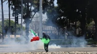 Los Angeles, la polizia usa i gas lacrimogeni