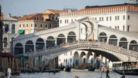 Gondoliere ferito a Venezia, sbilanciato da un'onda anomala