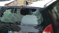 Bimbo bloccato in auto, passanti rompono vetro per liberarlo
