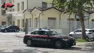 Aggredito con un coltello carabiniere spara, due feriti