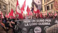 Roma, bandiere europee bruciate al corteo di Potere al popolo