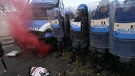 Tensione al corteo ai Campi Flegrei, uova contro le forze dell'ordine