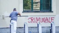 Scritte no vax e minacce ai medici su vetrate Spisal di Vicenza