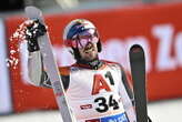 Sci: Hirscher si infortuna, 