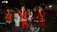 Londra, centinaia di Babbi Natale all'annuale Santa Skate