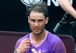 Tennis: Nadal cade in partita: 'Si è alzata una linea'