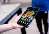 Samsung al lavoro su uno smartphone 'arrotolabile'