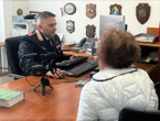 Molesta una donna ad un tavolino di un bar, arrestato