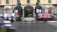 Milano, presidio al Pio Albergo Trivulzio: "Sfratti e alloggi messi su Airbnb"