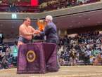 Al Gran Torneo di Sumo a Tokyo consegnato il Trofeo italiano