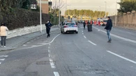 Gravissima mamma con neonata in carrozzina investita da un'auto