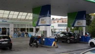 Il governo serbo libera carburanti dalle riserve e riduce le accise del 25%