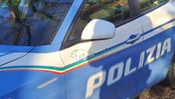 Sequestra coppia in casa sotto minaccia coltelli, arrestato in Versilia